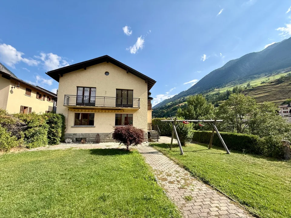 Bella casa di villaggio con grande giardino nel cuore di Orsières