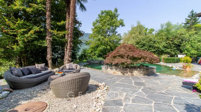 Rare opportunity - Uni/bifamily house with pool, land and privacy