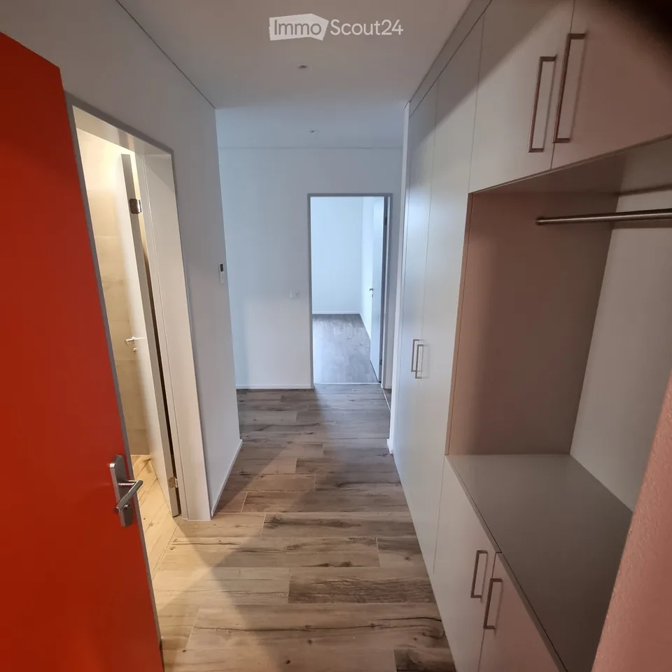 Helle 4.5-Zimmer-Neubauwohnung (113 m²) im Erdgeschoss in Cham mit gedecktem Sitzplatz & Garten