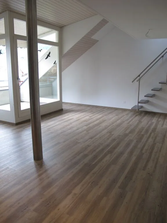 Appartamento soleggiato con balcone (senza ascensore), data da concordare