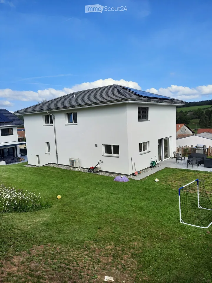 Villa individuale nuova di 7,5 locali a Lajoux – Confort moderno e ambiente pacifico