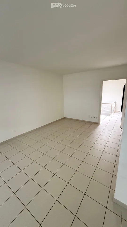 Helle 4.5-Zimmer-Maisonette mit Terrasse, Einstellhallenplatz und Top-Lage beim Zoo Basel