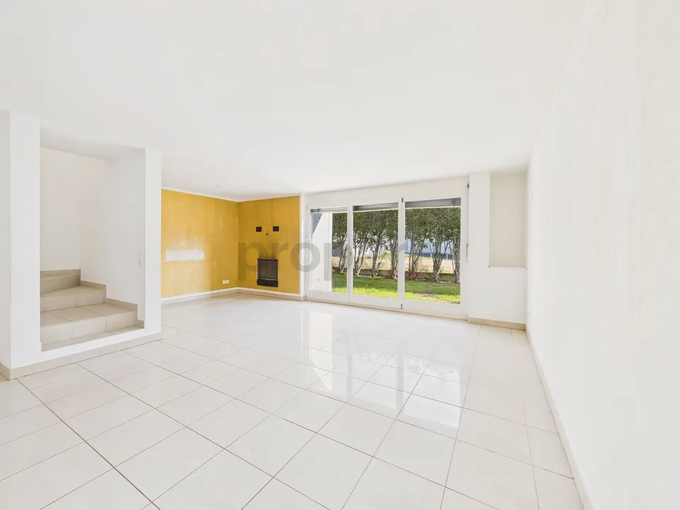 Vendiamo bellissima, generosa casa a Brione sopra Minusio con piscina e giardino. ( No vista Lago)