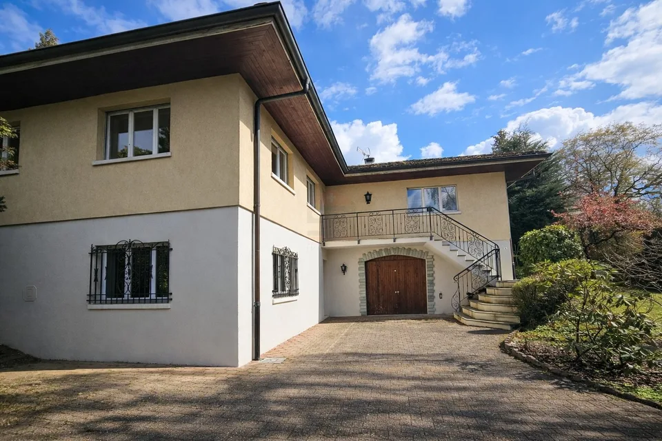 Elegantes Einzelvilla mit großzügigen Räumen auf baumbestandenen Grundstück von 1'088 m²