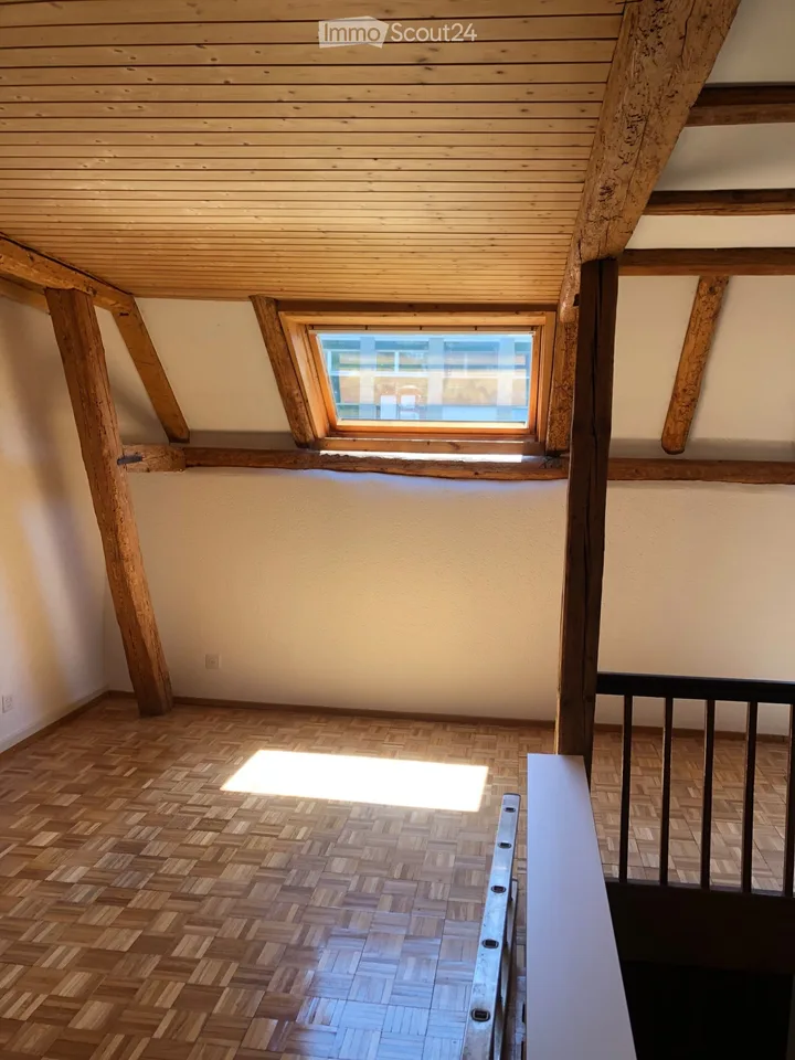 Charmante Dachwohnung in ruhigem Altbau