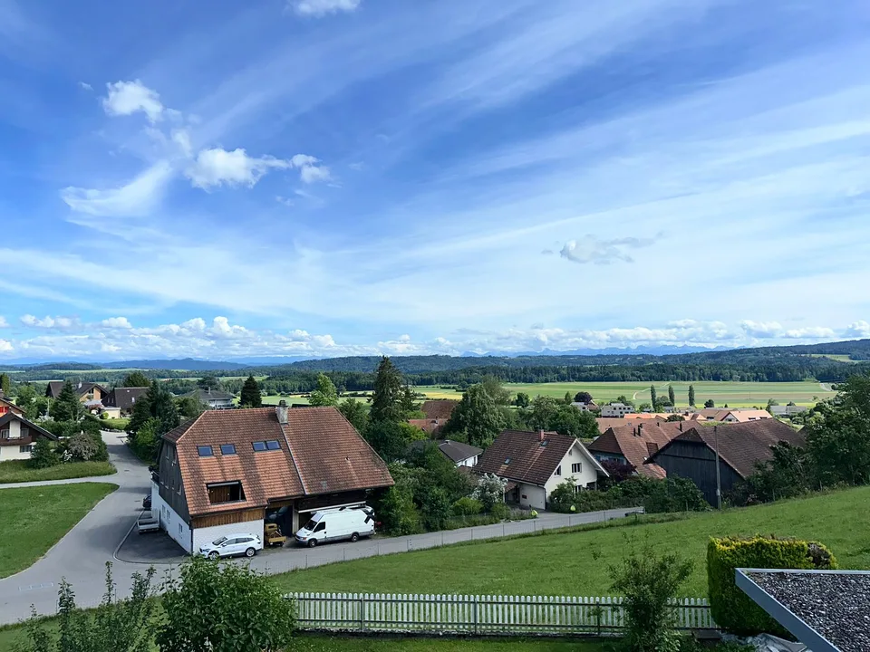 Bel appartement de 5,5 pièces en duplex avec vue imprenable à Grossaffoltern