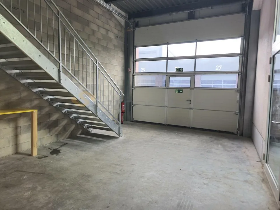 Streetbox de 68 m2 très bien situé, lumineux ! avec local WC et lavabo