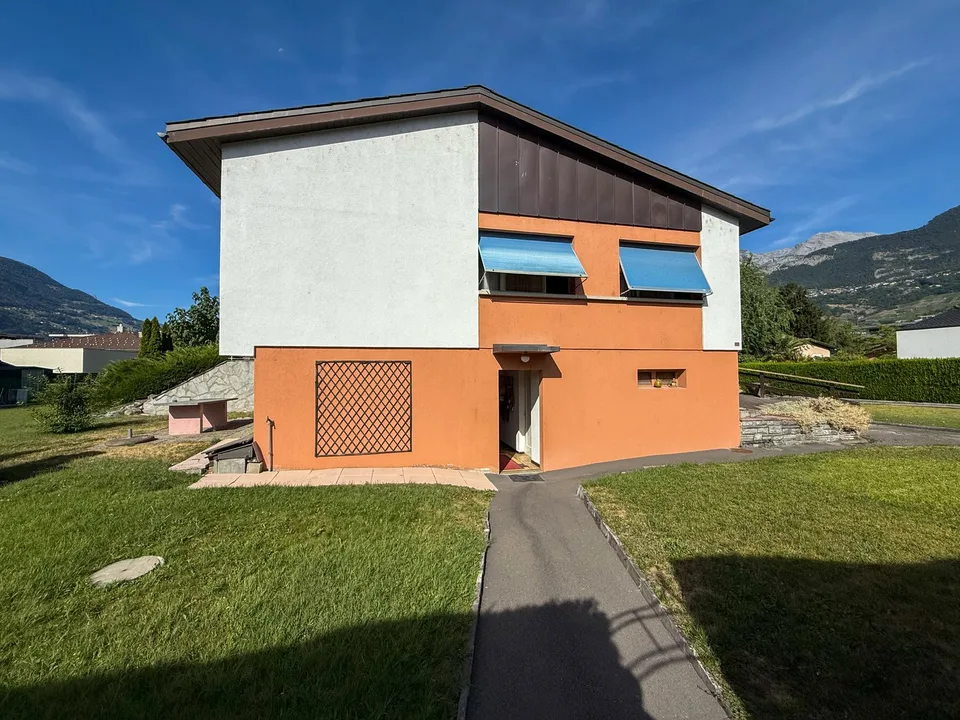 Villa mit großem Potenzial für Renovierung/Wiederaufbau (3 Villen) auf großem Grundstück