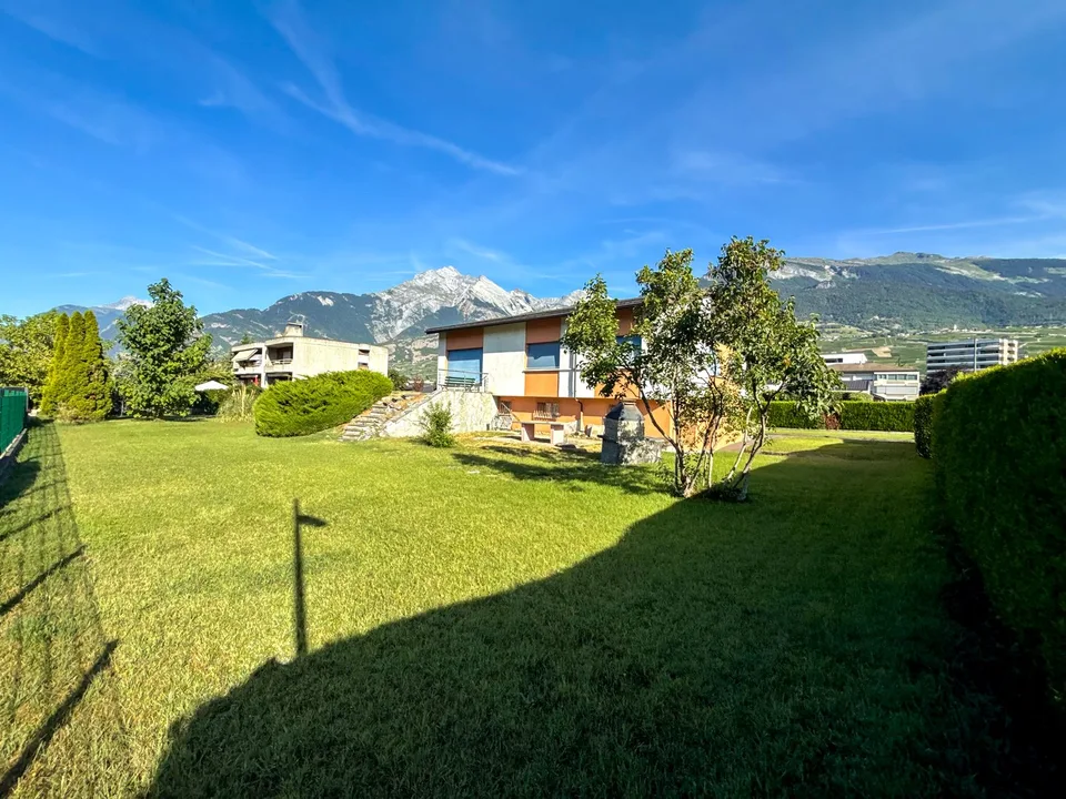Villa mit großem Potenzial für Renovierung/Wiederaufbau (3 Villen) auf großem Grundstück
