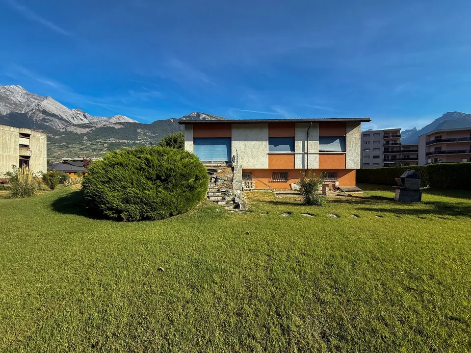 Villa mit großem Potenzial für Renovierung/Wiederaufbau (3 Villen) auf großem Grundstück