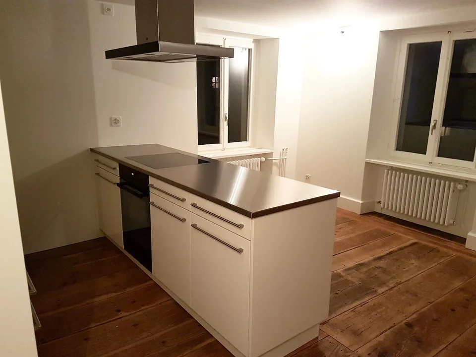 Schöne, moderne Altbauwohnung mit altem, aufgefrischtem Langriehmen-Holzboden im Dorfkern