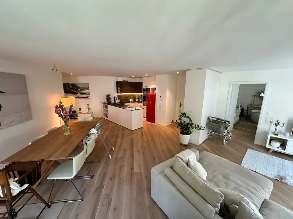 Appartement moderne 4.5 pièces avec espace de jardin à Forch – certifié Minergie