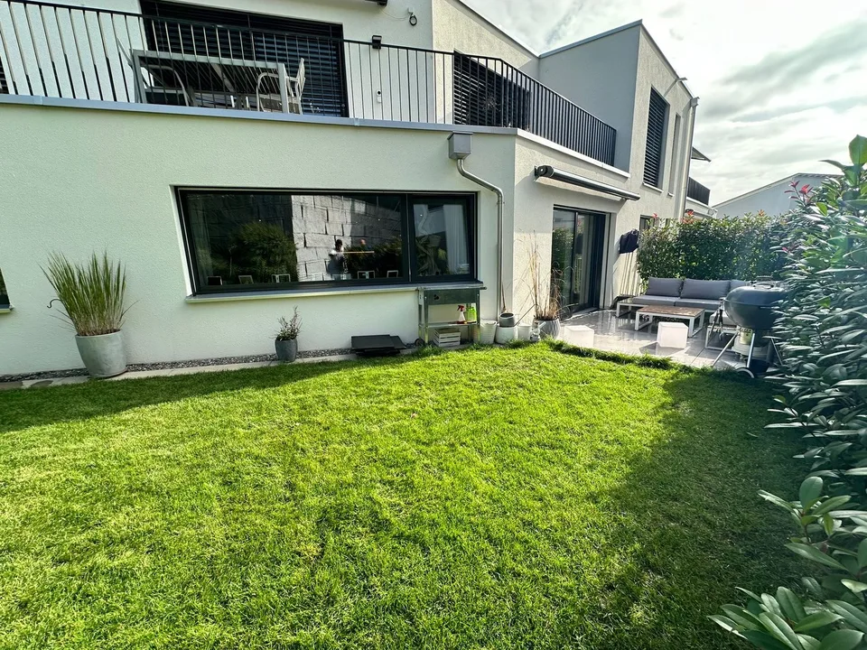 Moderne 4.5-Zimmer-Wohnung mit Gartensitzplatz in Forch – Minergie-zertifiziert