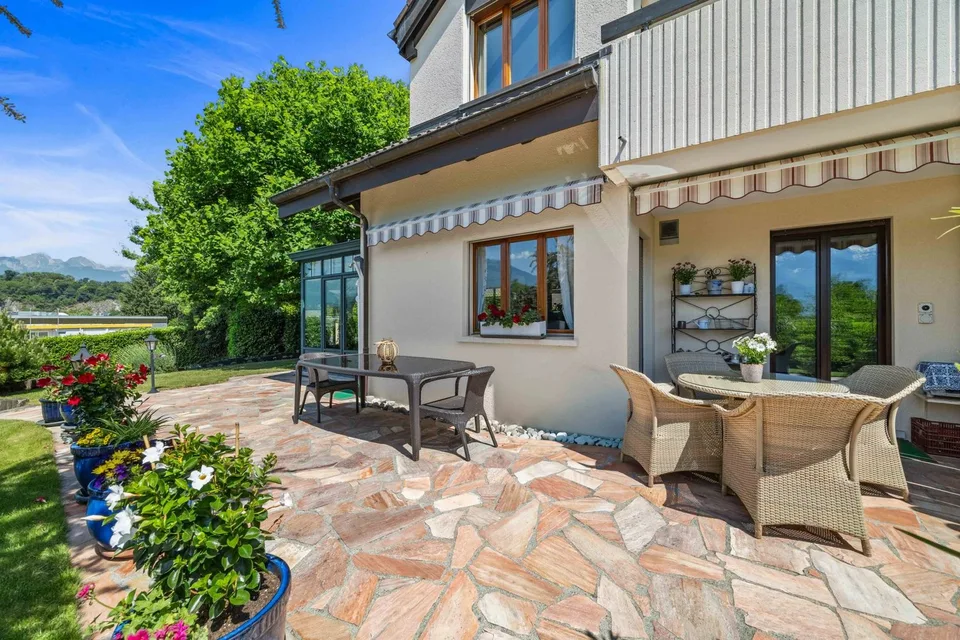 SPLENDID SEMI-DETACHED VILLA WITH LARGE LANDSCAPED GARDEN. LOVE AT FIRST SIGHT!