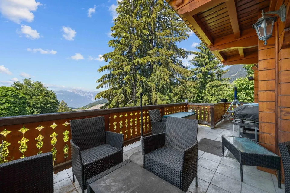 Duplex apartment with 5 rooms in the center of the village!