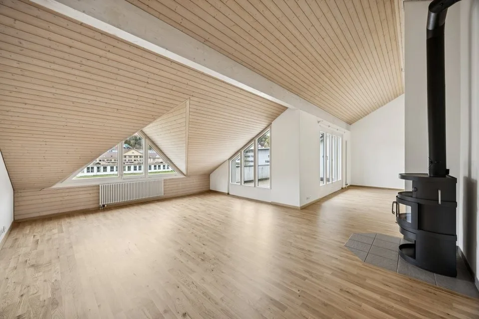 Grosszügige Dachwohnung mit Balkon und Schwedenofen