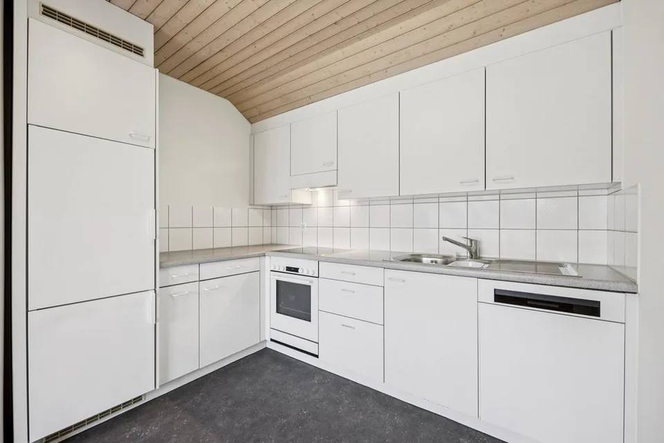 Grosszügige Dachwohnung mit Balkon und Schwedenofen