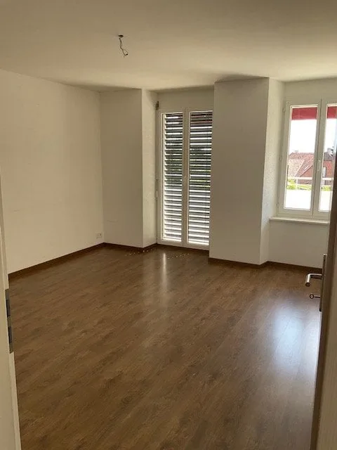 Wohnung 3.5 Zimmer Erdgeschoss, Balkon und Garten