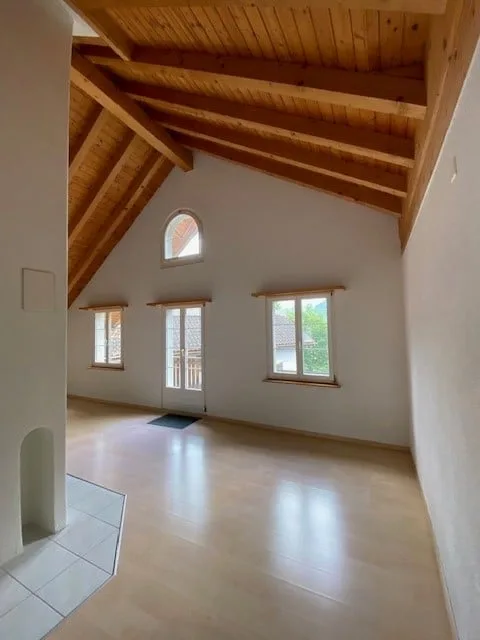 Charmante 3.5-Zimmer-Dachwohnung in Näfels – Wohnen mit Charakter und Bergblick
