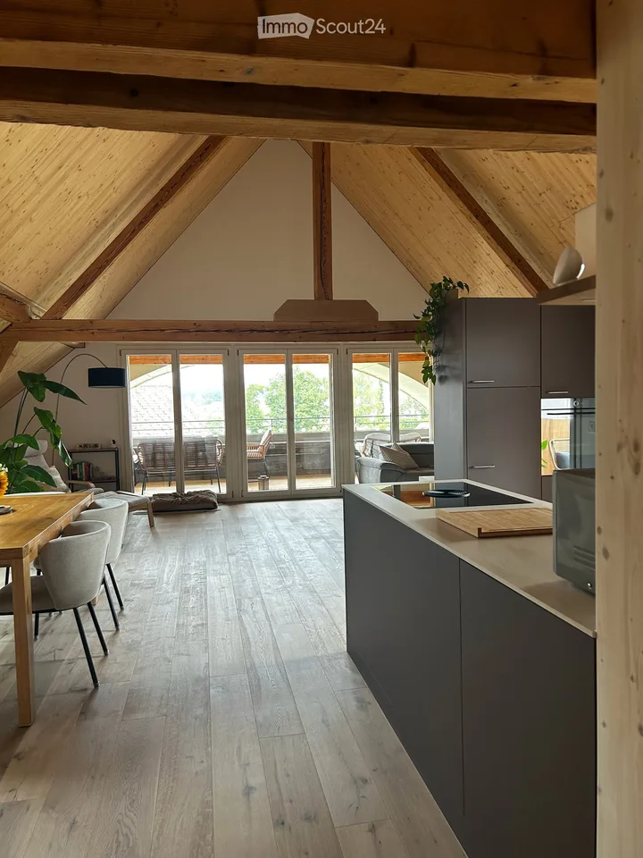 Appartement mansardé spacieux et magnifique dans une ferme rénovée à Herzogenbuchsee, quartier d'Oberönz