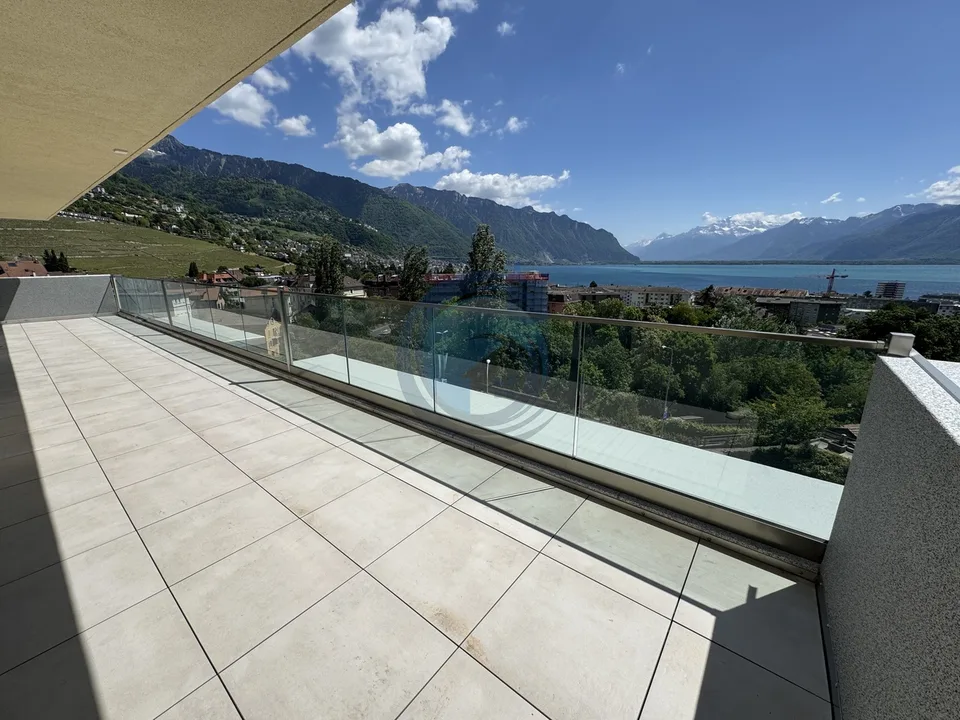 APPARTEMENT DE 2,5 PIÈCES EN ATTIQUE AVEC VUE PANORAMIQUE SUR LE LAC