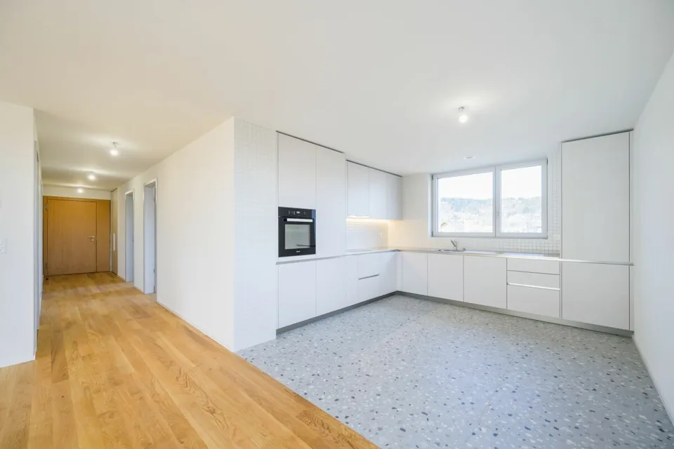 Bellissimo appartamento di 3.5 locali, completamente nuovo con balcone-loggia