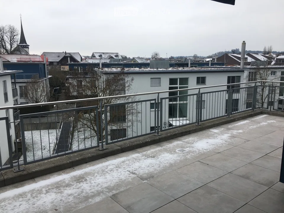 Appartement moderne 3.5 pièces en attique avec grand balcon à Jegenstorf