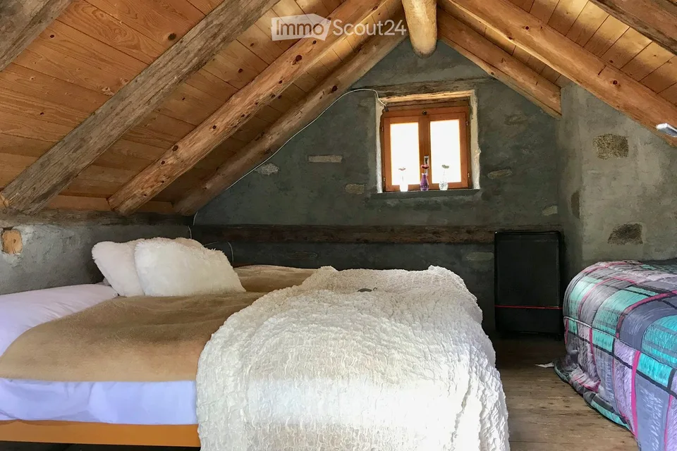 Alp mit 5 Rustici und einem Stall zu verkaufen - ideal für zwei/drei Familien