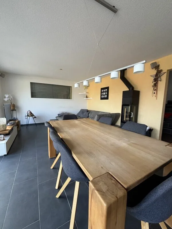 Attraktives 6.5 Zimmer-Doppeleinfamilienhaus mit Garten und Aussicht