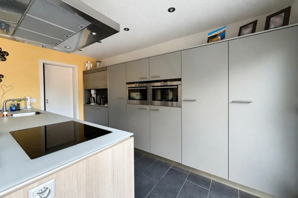 Attraktives 6.5 Zimmer-Doppeleinfamilienhaus mit Garten und Aussicht