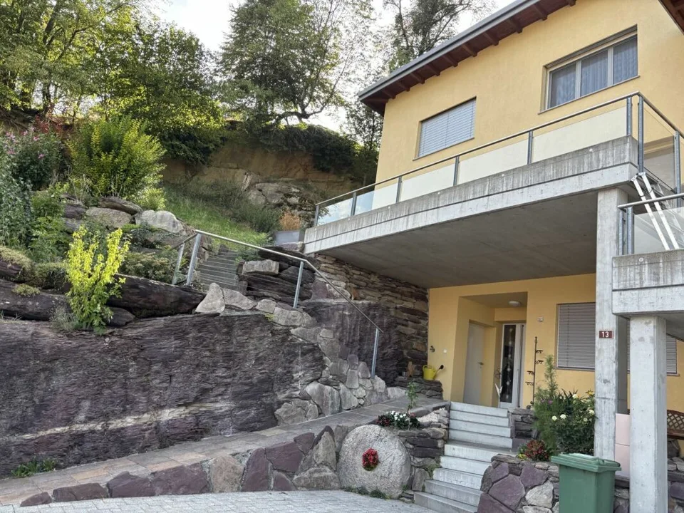 Attraktives 6.5 Zimmer-Doppeleinfamilienhaus mit Garten und Aussicht