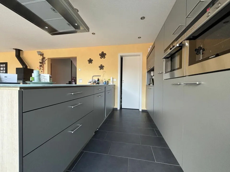 Attraktives 6.5 Zimmer-Doppeleinfamilienhaus mit Garten und Aussicht