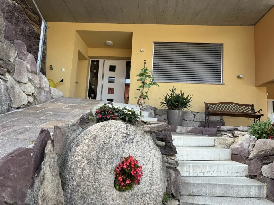 Attraktives 6.5 Zimmer-Doppeleinfamilienhaus mit Garten und Aussicht
