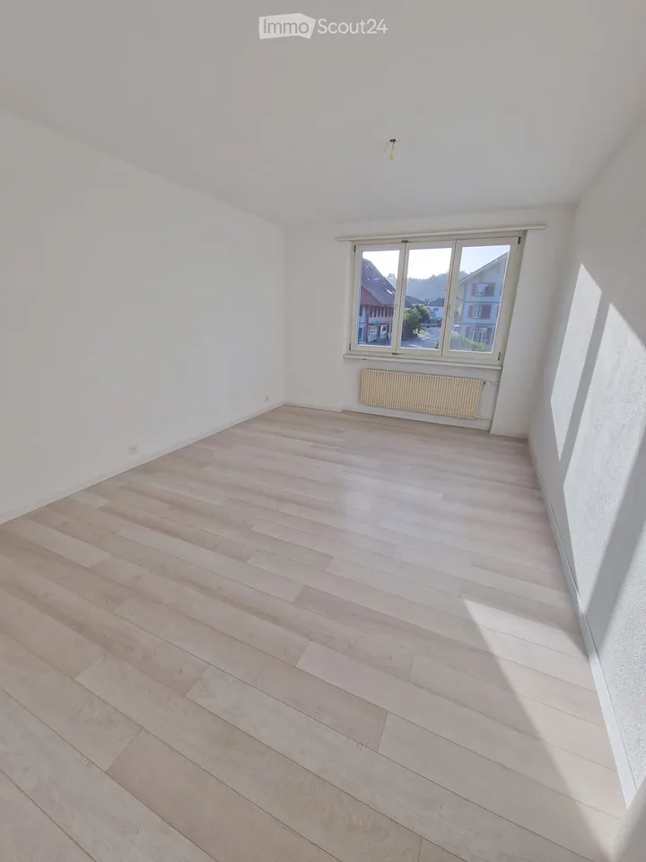 Charmant appartement 4 pièces avec balcon et garage à Sumiswald
