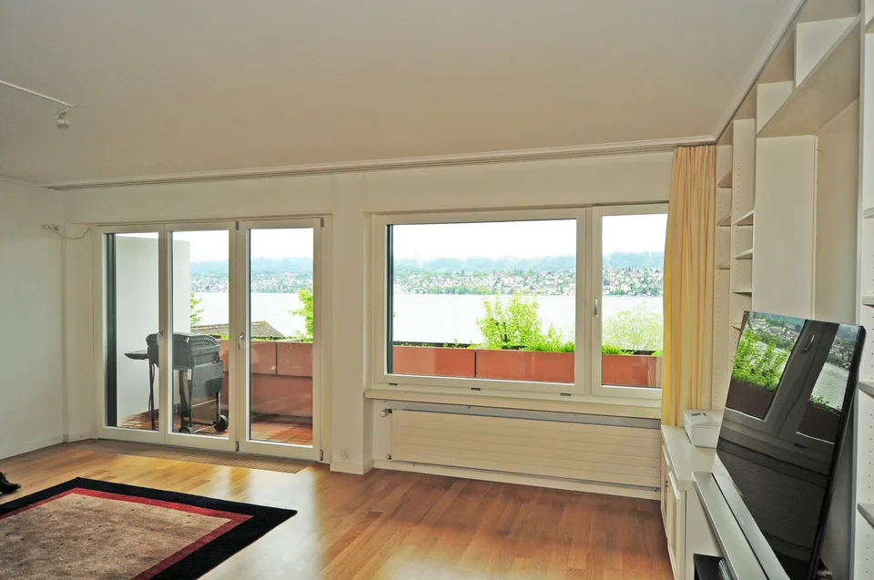 Beautiful 2.5-room apartment with direct view of Lake Zurich