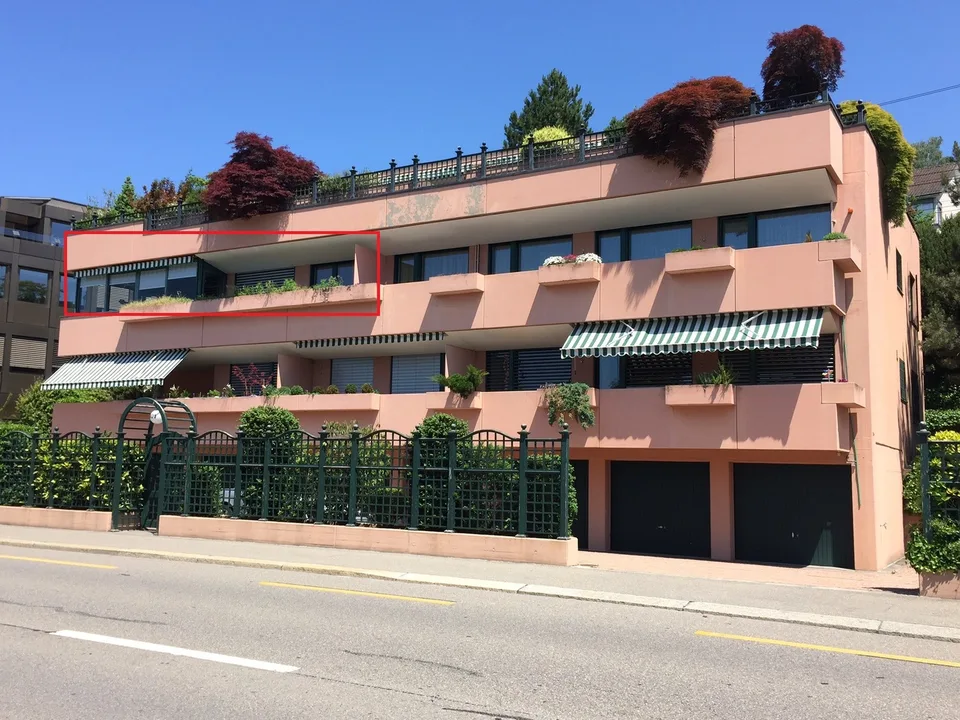Schöne 2.5- Zimmerwohnung mit direkter Sicht auf den Zürichsee