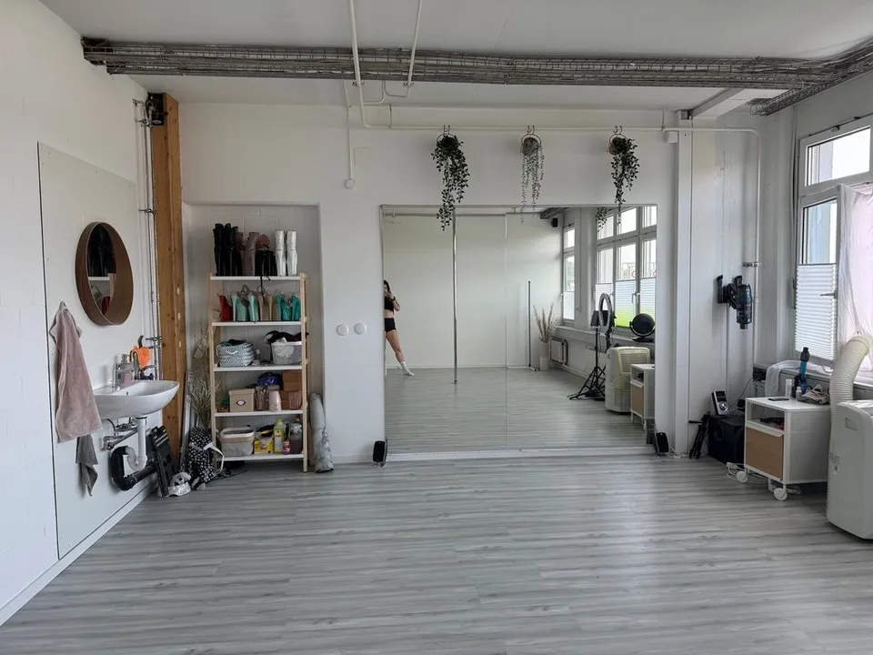 Espace de bureau ou de pratique lumineux et ouvert
