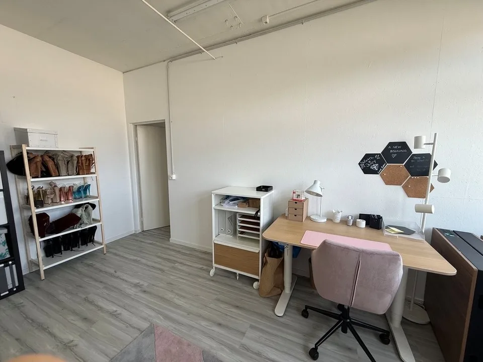Heller, offener Büro- oder Praxisraum