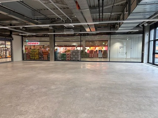 Retail space directly opposite Müller