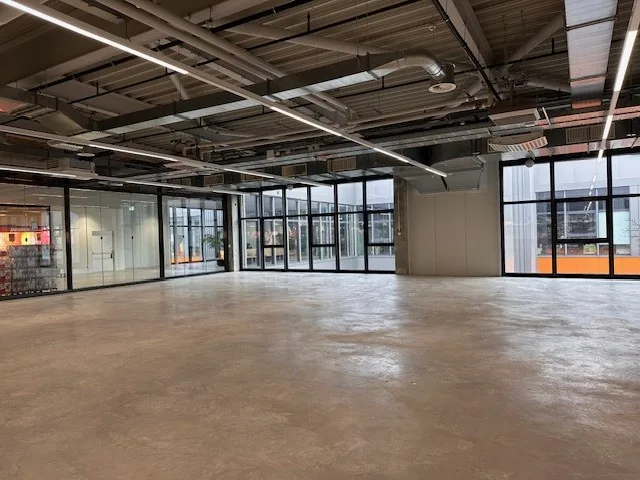 Retail space directly opposite Müller