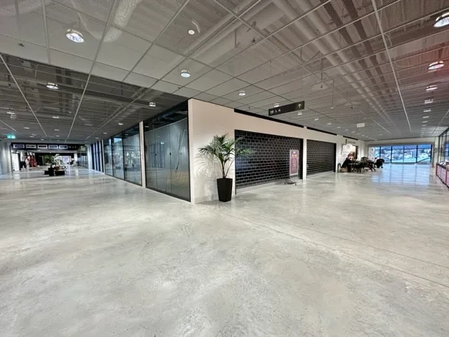 Retail space directly opposite Müller