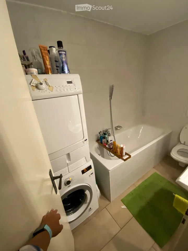 Urgent Room in shared apartment//price on request