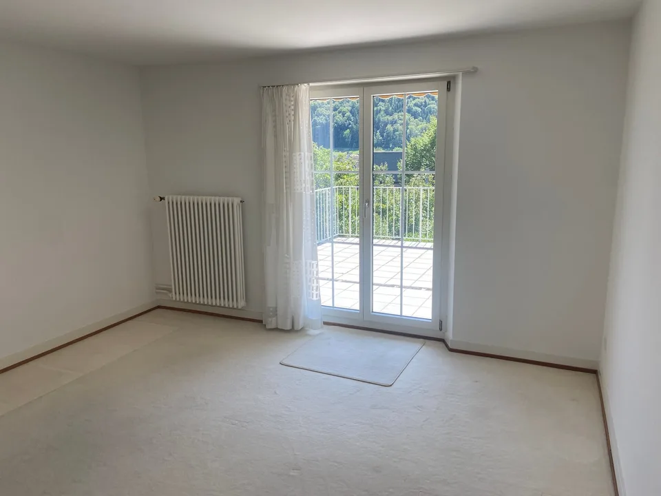 Maison unifamiliale mitoyenne d'un seul côté avec bâtiment de garage séparé et jardin paysager
