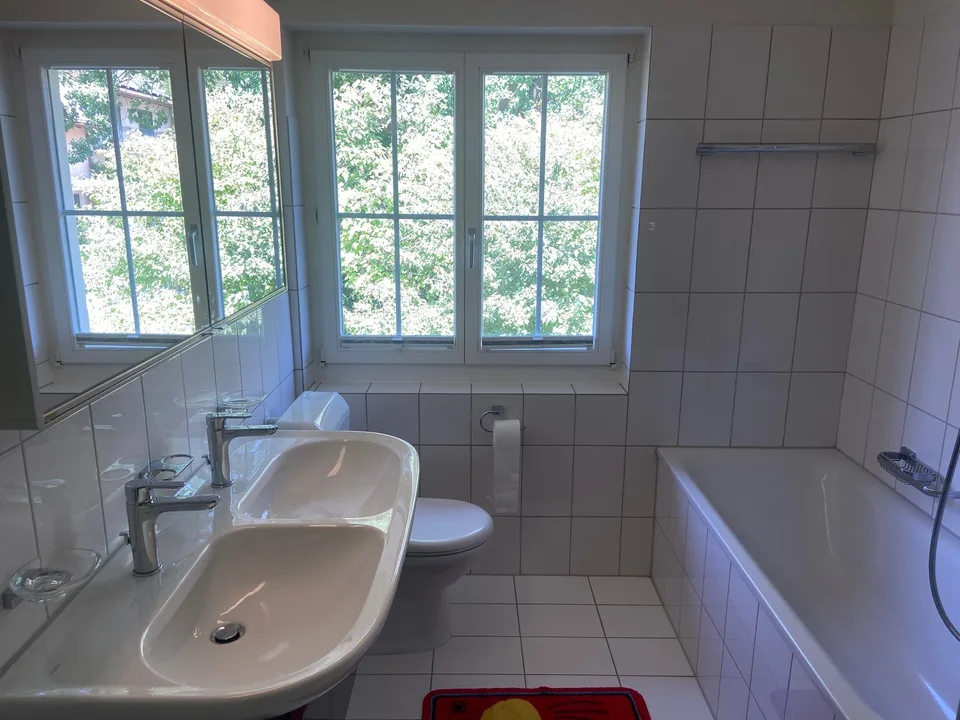 Maison unifamiliale mitoyenne d'un seul côté avec bâtiment de garage séparé et jardin paysager