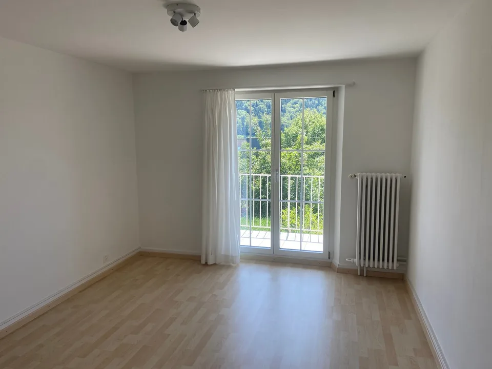 Maison unifamiliale mitoyenne d'un seul côté avec bâtiment de garage séparé et jardin paysager