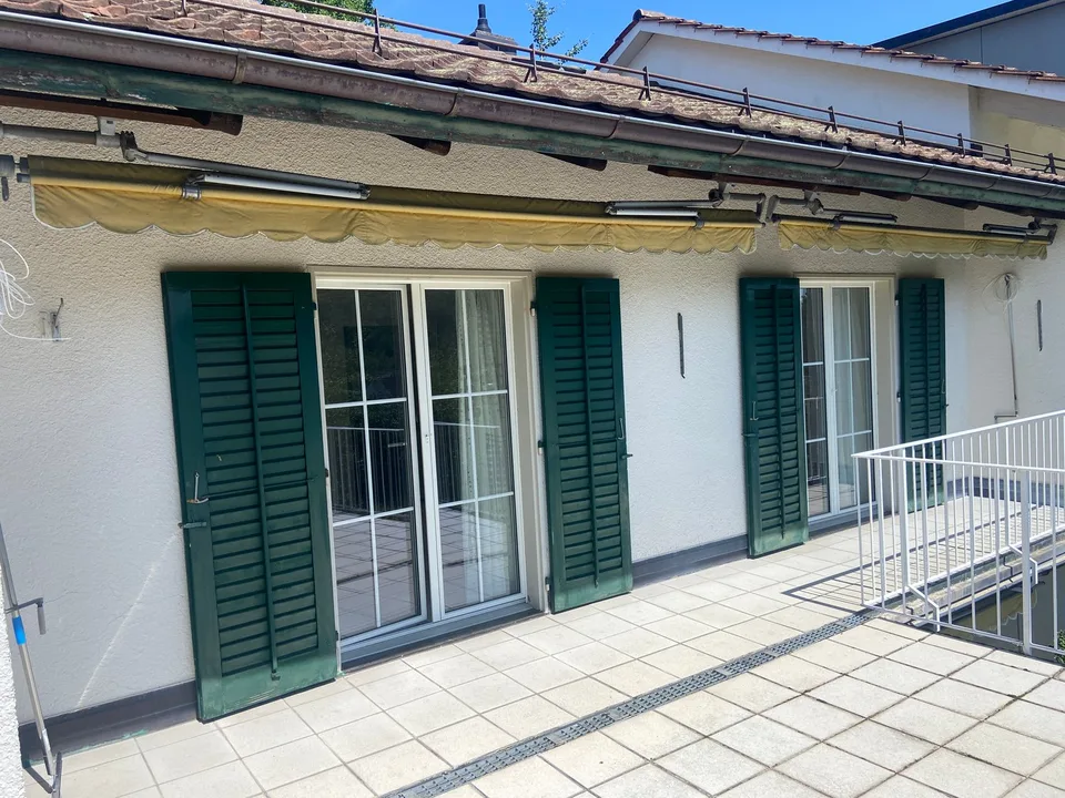 Maison unifamiliale mitoyenne d'un seul côté avec bâtiment de garage séparé et jardin paysager