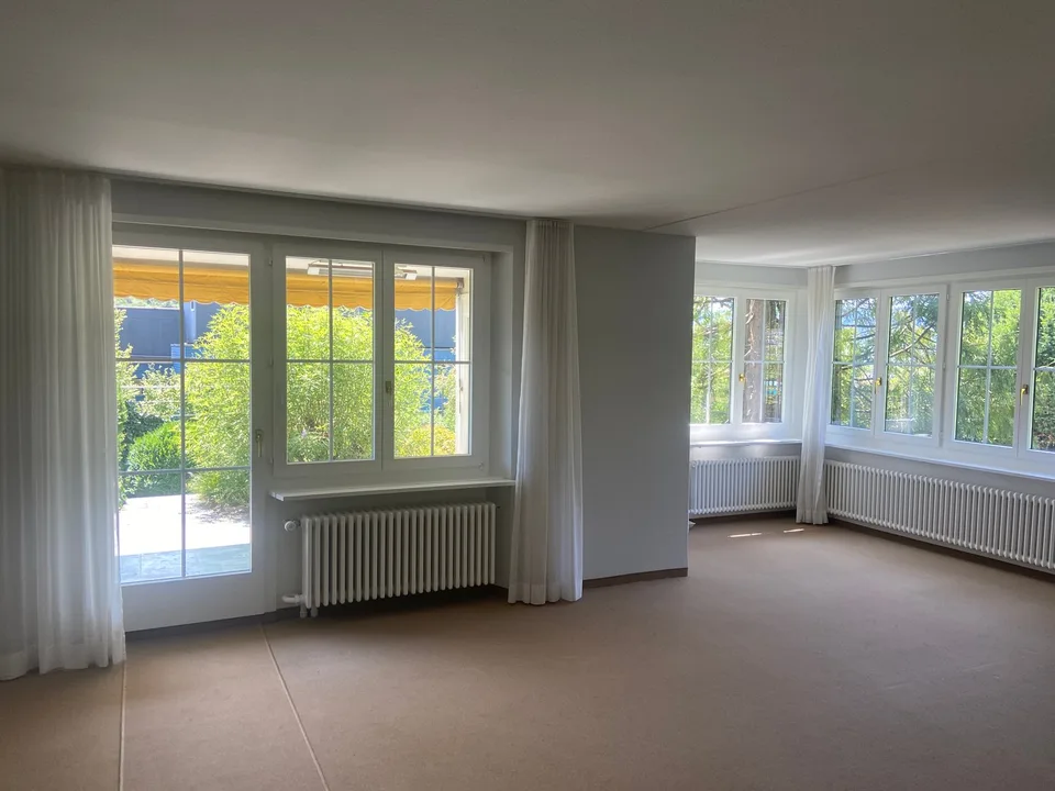Maison unifamiliale mitoyenne d'un seul côté avec bâtiment de garage séparé et jardin paysager