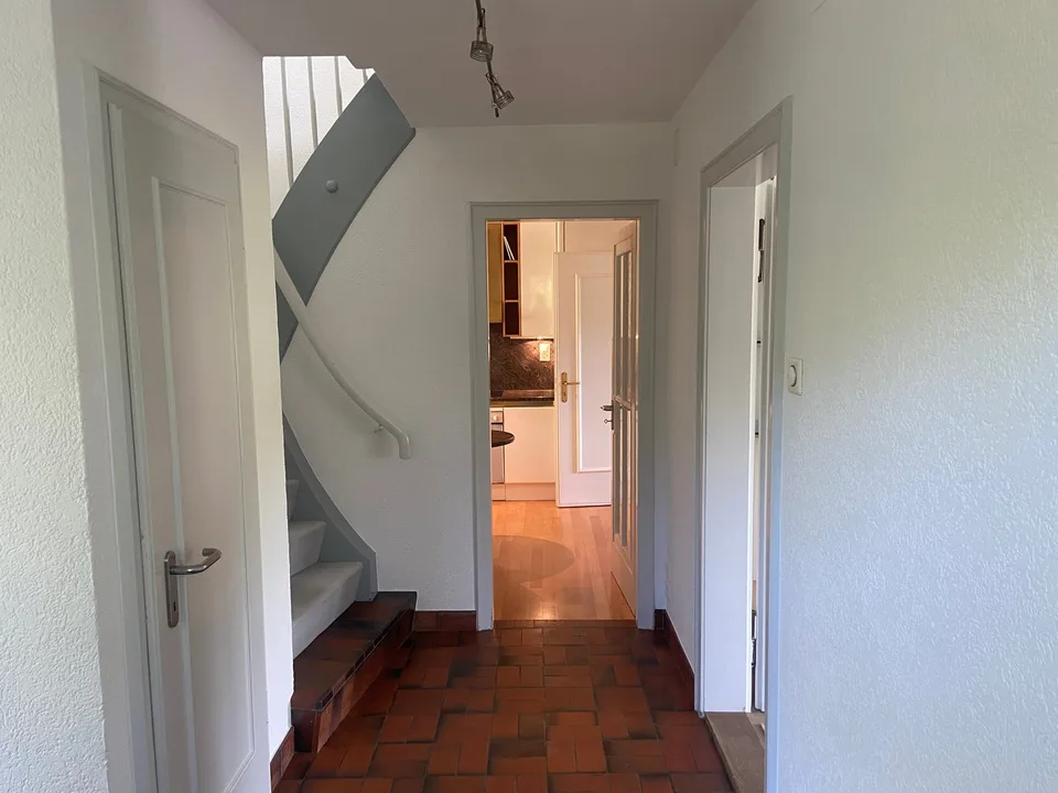 Maison unifamiliale mitoyenne d'un seul côté avec bâtiment de garage séparé et jardin paysager