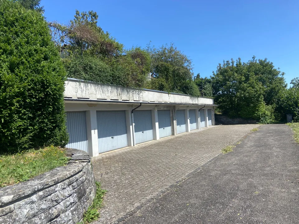 Maison unifamiliale mitoyenne d'un seul côté avec bâtiment de garage séparé et jardin paysager