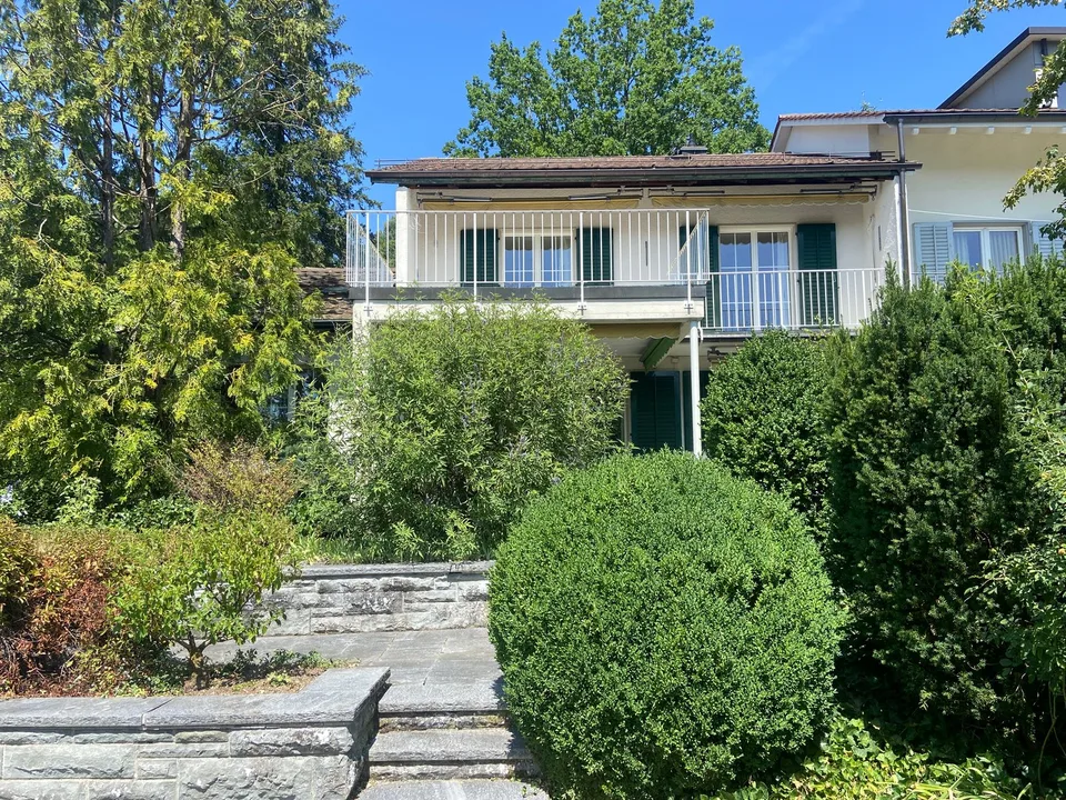 Maison unifamiliale mitoyenne d'un seul côté avec bâtiment de garage séparé et jardin paysager